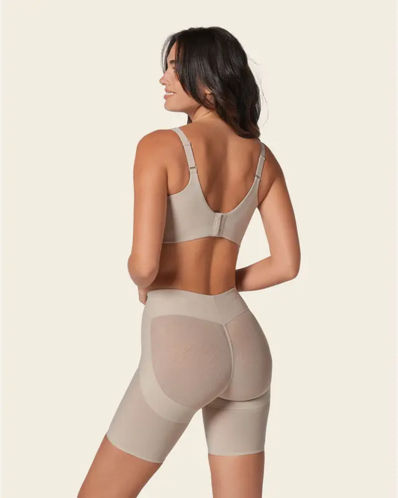High-waisted shaping shorts with pleated center seam and elastic band